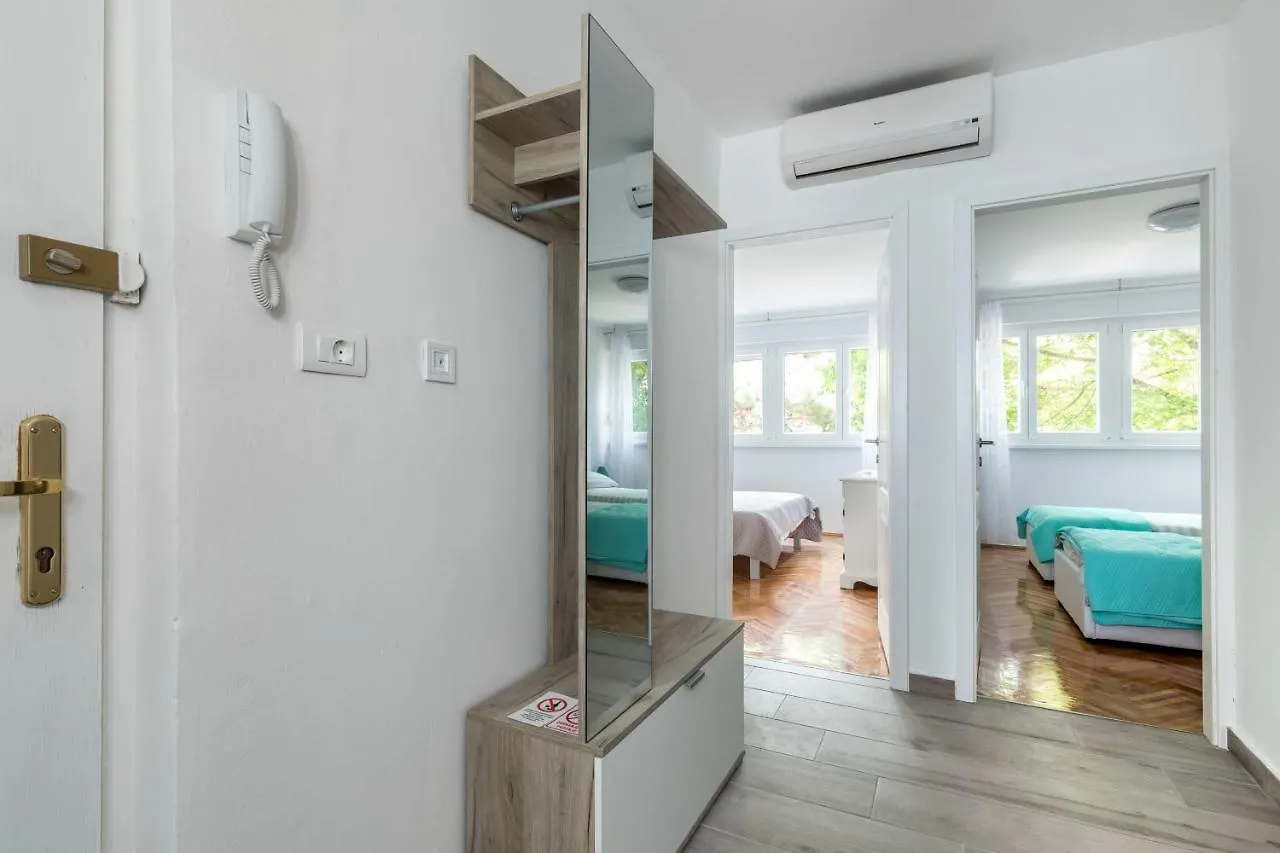 Ema Apartment Split 0*,