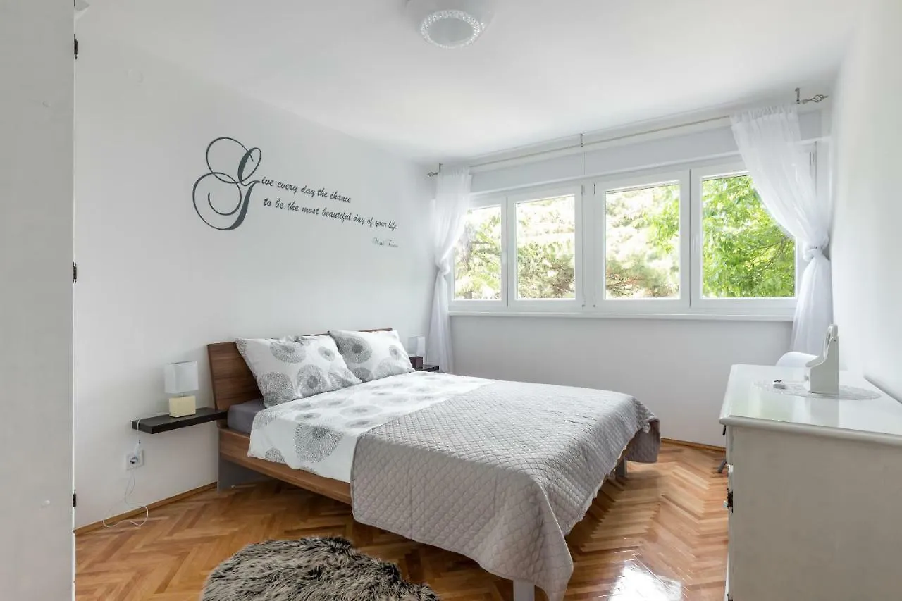 Ema Apartment Split 0*,